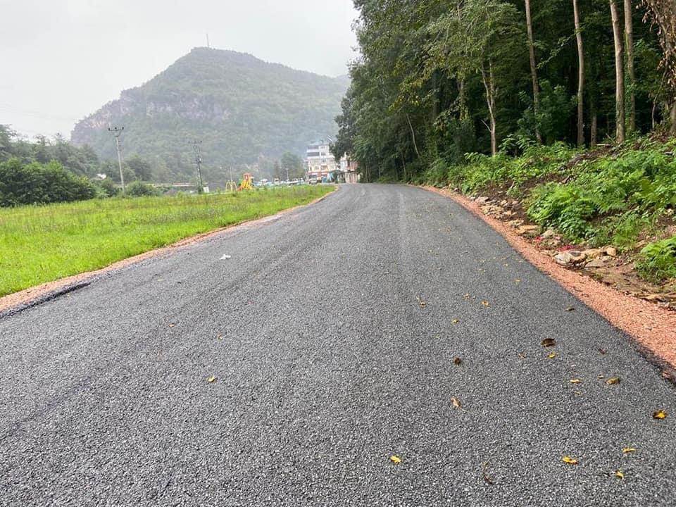 İKİ İLÇEYE BAĞLANTI SAĞLAYAN YOL ASFALTA KAVUŞTURULUYOR